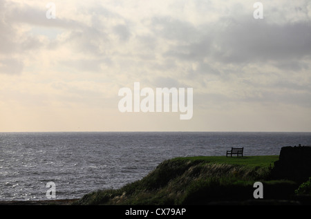 Un solitario, banco di vuoto che si affaccia sul Mare del Nord a Seahouses sulla costa di Northumberland. Foto Stock