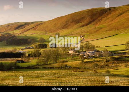 Alwinton Village è l'ultimo villaggio Coquetdale superiore e si trova sul bordo del Northumberland National Park e la struttura Otterburn Esercito di formazione Station Wagon Foto Stock