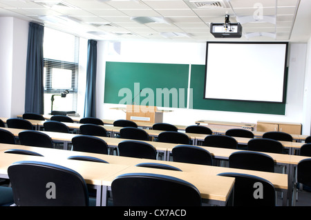 Università di Warwick Zeeman Building Interior classroom sedie e scrivania schierate per conferenza con schede nero proiettore Foto Stock