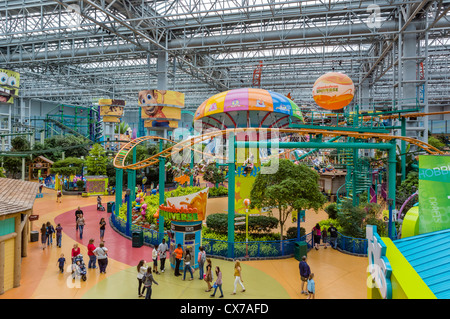 Vista su Nickelodeon Universe parco dei divertimenti interno nel centro commerciale Mall of America, Bloomington, Minneapolis, Minnesota, Stati Uniti d'America Foto Stock