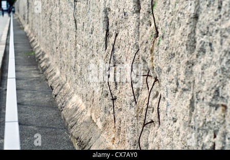 La sezione di conserve di muro di Berlino Niederkirchnerstrasse nella capitale tedesca, parte della topografia del terrore museo all'aperto Foto Stock