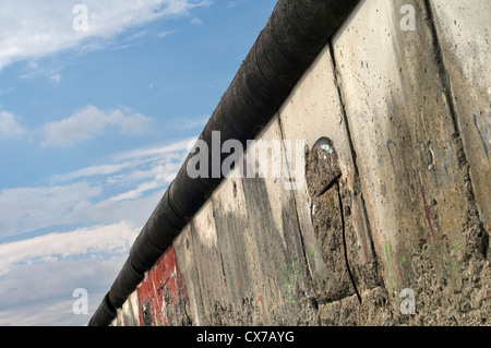 La sezione di conserve di muro di Berlino Niederkirchnerstrasse nella capitale tedesca Foto Stock