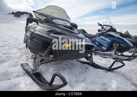 Motoslitte (skidoos) sul ghiacciaio Vatnajökull, Islanda Foto Stock