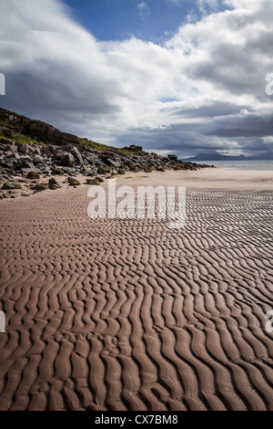 Cielo tempestoso sulla spiaggia sabbiosa vicino Applecross, Highlands Occidentali, Scozia con l'isola di Raasay in background Foto Stock