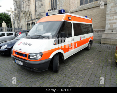 Il Malteser Ford 100 T300 Ambulanse, Stadverband Xanten Foto Stock