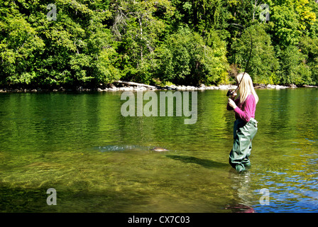 Bionda e giovane donna tedesca la cattura del salmone affumicato con asta di filatura bobina Campbell River BC Canada Foto Stock