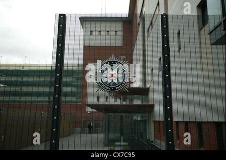 Il monogramma della PSNI su un recinto di filo a PSNI Musgrave Street stazione di polizia Foto Stock