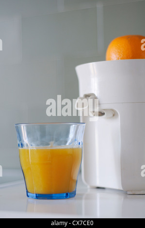 Bicchiere di succo di arancia spremitura del whit della macchina Foto Stock