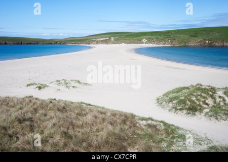 Spiaggia sabbiosa collega San Ninian's l'isola alla terraferma Bigton, Shetland, REGNO UNITO LA005715 Foto Stock