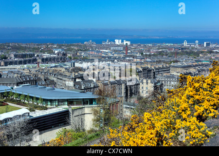 Vista della città dalla Calton Hill, Edimburgo, Scozia, Regno Unito Foto Stock