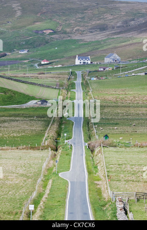 Via unica strada con passaggio di luoghi terraferma, Shetland, REGNO UNITO LA005725 Foto Stock