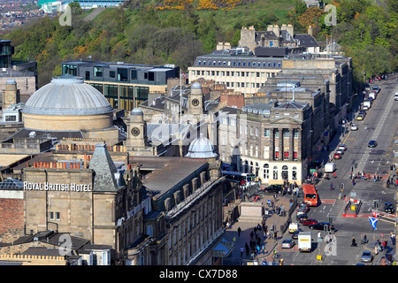 Vista di Princes Street dal monumento di Scott, Edimburgo, Scozia, Regno Unito Foto Stock