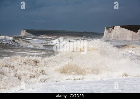 Sette sorelle Chalk scogliere con grandi onde; Sussex, Inghilterra Foto Stock