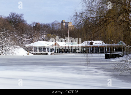 Loeb Boathouse Central Park New York City Snow Scene USA Central Park Conservancy. Lago ghiacciato Foto Stock