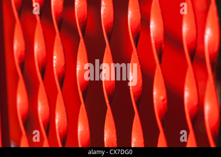 Red Twisted recinzione in ferro close up Foto Stock