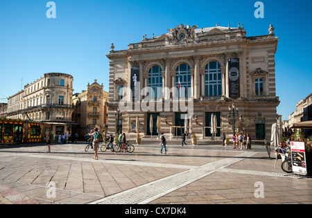 L'Opera Comedie sulla Place de la Comédie circondato da bar e ristoranti, Montpellier, Francia meridionale Foto Stock