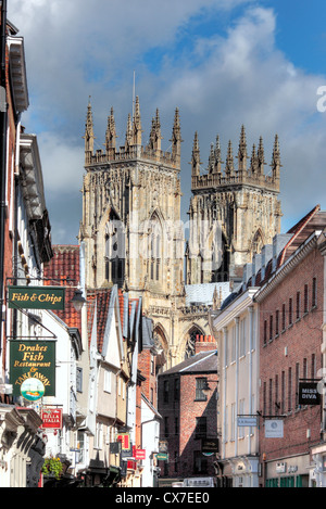 Vista del Minster da bassa Petergate, York, North Yorkshire, Inghilterra, Regno Unito Foto Stock