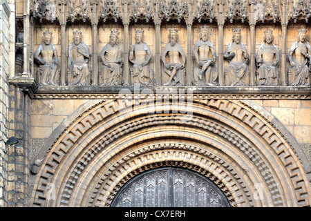 Scultura medievale sulla facciata ovest della Cattedrale di Lincoln, Lincoln, Lincolnshire, England, Regno Unito Foto Stock