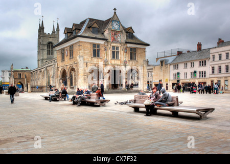 La Guildhall o burro Croce (1671), la piazza della cattedrale, Peterborough, CAMBRIDGESHIRE, England, Regno Unito Foto Stock