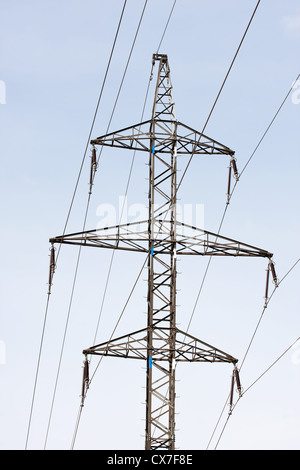 Le linee elettriche elettriche contro uno sfondo di cielo Foto Stock