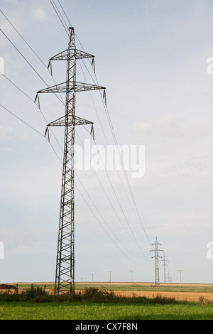 Le linee elettriche elettriche contro uno sfondo di cielo Foto Stock