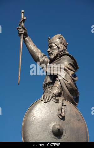 La statua del Re Alfredo il Grande guarda verso il basso sopra la città di Winchester, la storica capitale dell'antico regno di Wessex. Hampshire, Inghilterra, Regno Unito. Foto Stock