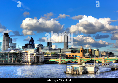 Vista della città dal Millennium Bridge, London, Regno Unito Foto Stock
