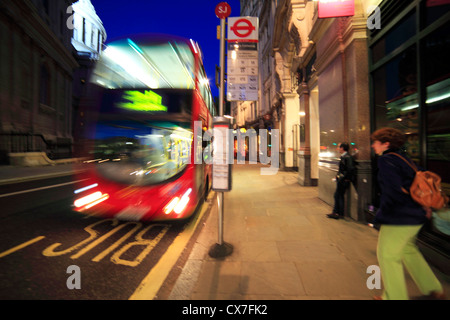 Fleet Street in serata, London, Regno Unito Foto Stock