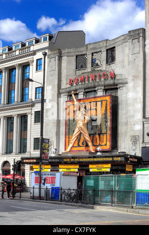 We Will Rock You billboard con Freddy Mercury, Dominion Theatre, Tottenham Court Road, Londra, Regno Unito Foto Stock