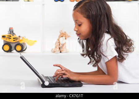 African American Girl giocando con il computer portatile Foto Stock