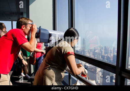 Illinois, Chicago, Willis Tower (aka Sears Tower). Downtown Chicago skyline della città vista dal piano superiore della torre di testamenti. Foto Stock