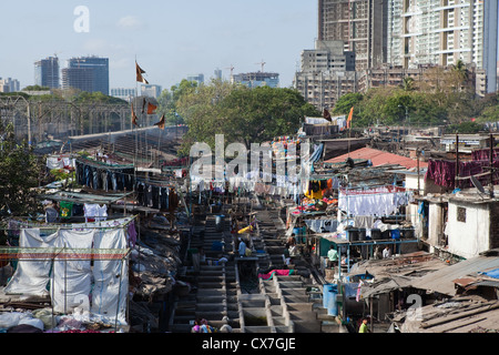 Dhobi Ghat di Mumbai, altrimenti noto come il più grande del mondo di servizio lavanderia Foto Stock