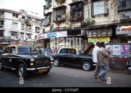 Una scena di strada in Mumbai, India Foto Stock