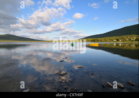 Barche in legno sul lago di montagna Foto Stock