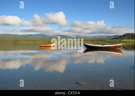 Barche in legno sul lago di montagna Foto Stock