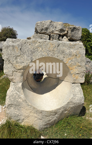 Ragazza sguardi attraverso una scultura in pietra sulla scultura Portland Trail a Tout Quarry Foto Stock