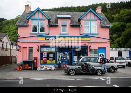 Vicino a Oban da dove parte il traghetto per l'isola di Mull si allontana. Il Supermercato Bendeloch alla periferia della città Foto Stock