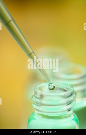 Gocciolina di pipetta sulla giara di laboratorio Foto Stock