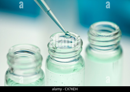 Pipetta sopra 3 vasetti di vetro Foto Stock