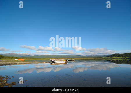 Barche in legno sul lago di montagna Foto Stock