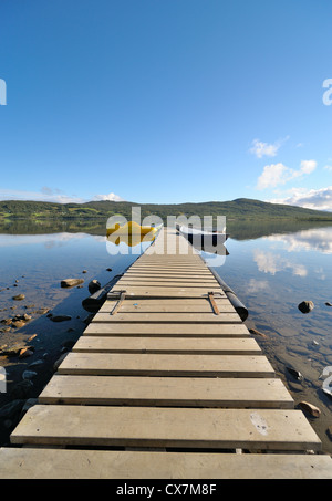 Barche in legno sul lago di montagna Foto Stock