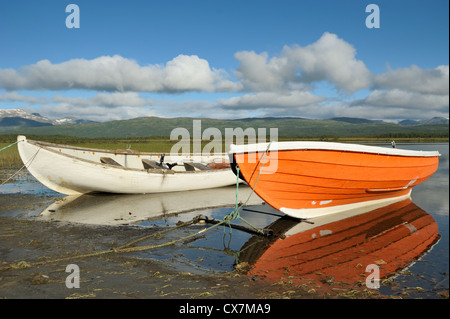 Barche in legno sul lago di montagna Foto Stock