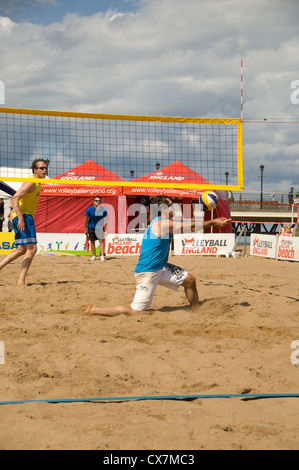 Mens pallavolo sulla spiaggia di Skegness Foto Stock