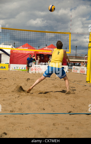 Mens pallavolo sulla spiaggia di Skegness Foto Stock