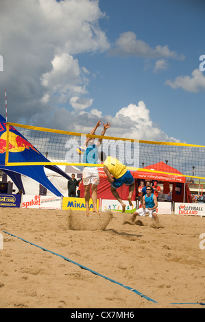 Mens pallavolo sulla spiaggia di Skegness Foto Stock