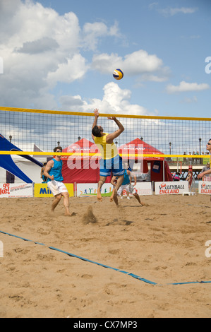 Mens pallavolo sulla spiaggia di Skegness Foto Stock