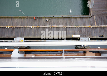 Vista di un dock dal balcone di una nave passeggeri, Juneau, in Alaska Foto Stock