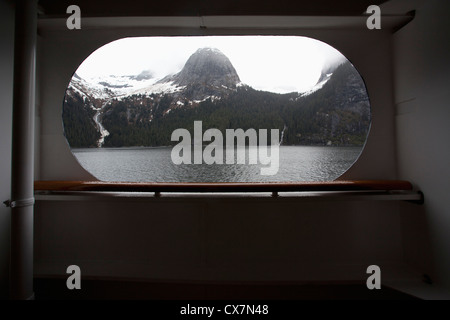 Vista di Tracy Arm fjord attraverso la finestra di una nave passeggeri, Alaska Foto Stock