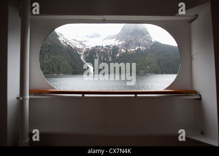 Vista di Tracy Arm fjord attraverso la finestra di una nave passeggeri, Alaska Foto Stock