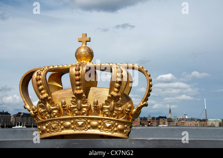 Royal corona svedese sul ponte di Skeppsholmen Foto Stock